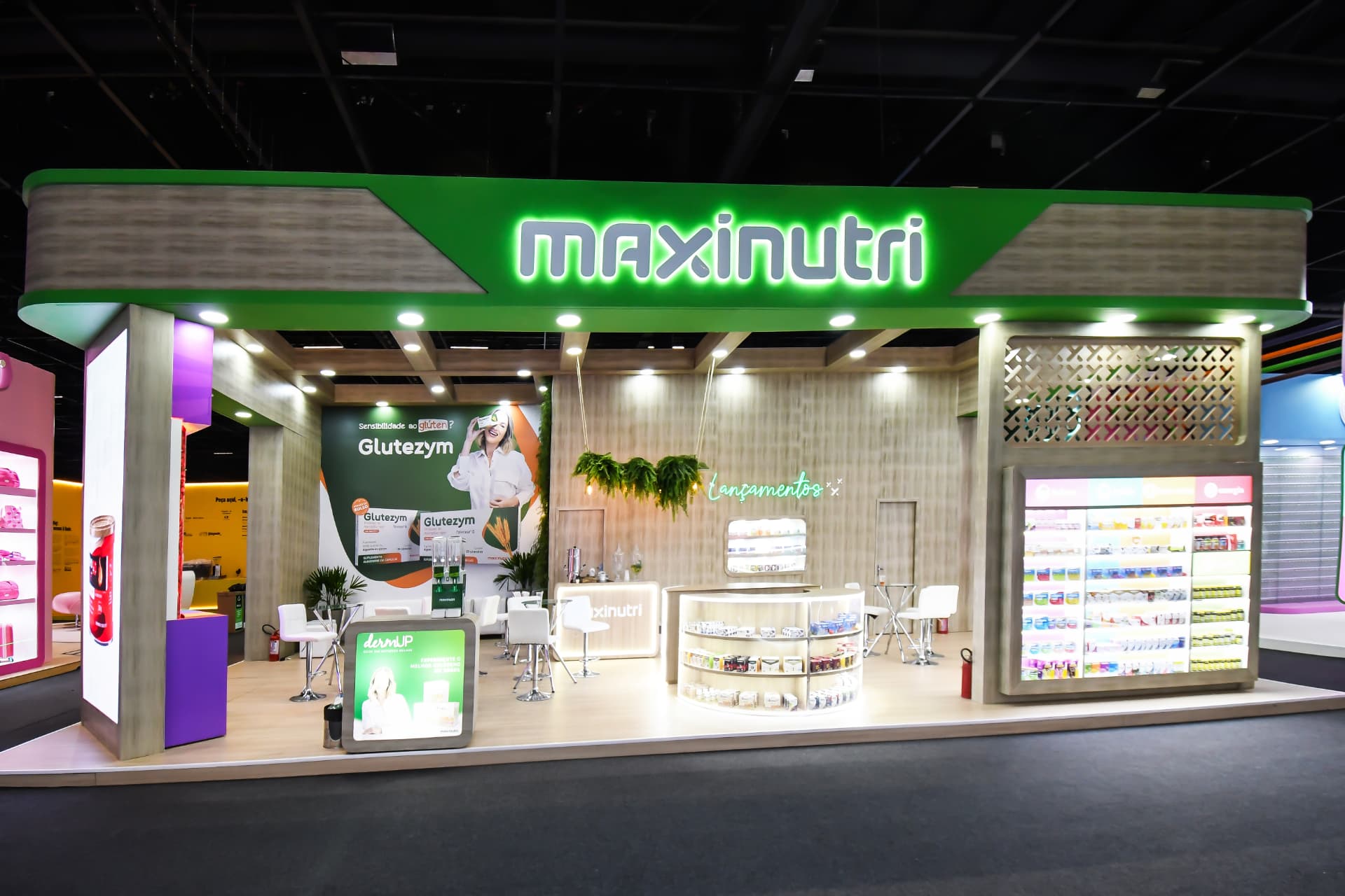 Stand da Maxinutri com expositores de produtos e área de lançamentos montado pela Central Eventos