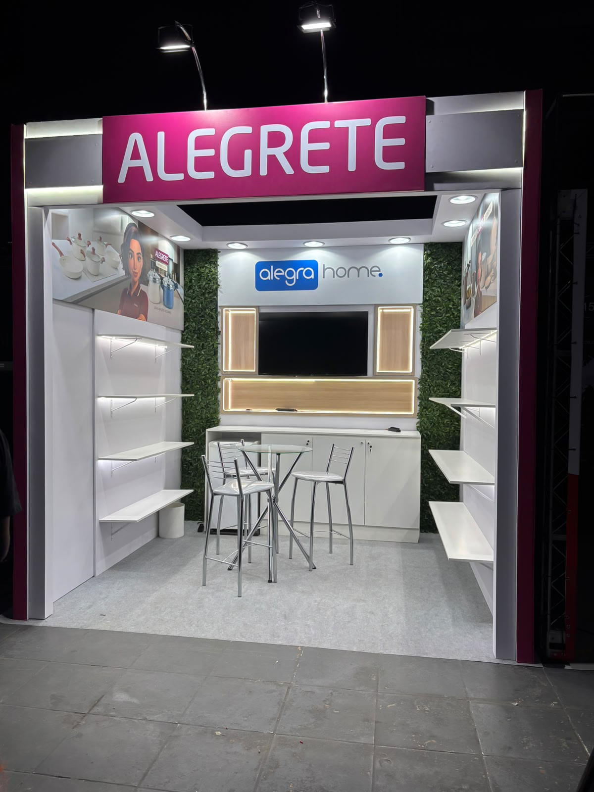 Stand da Alegrete com prateleiras iluminadas montado pela Central Eventos