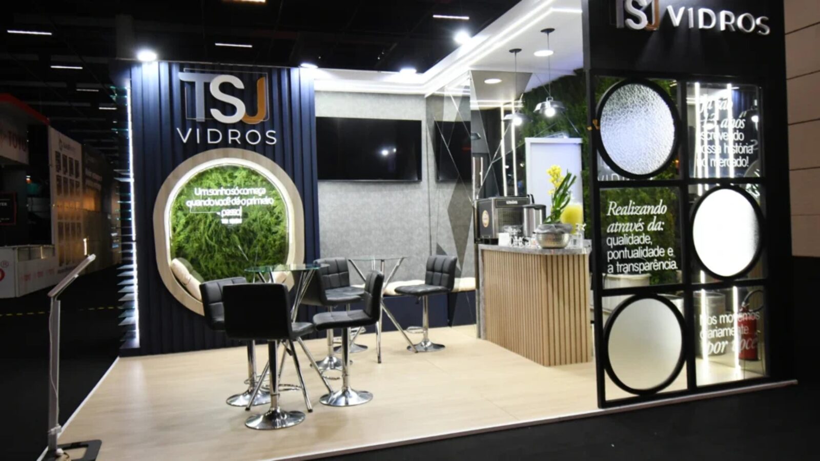 Stand da TSJ Vidros montado pela Central Eventos