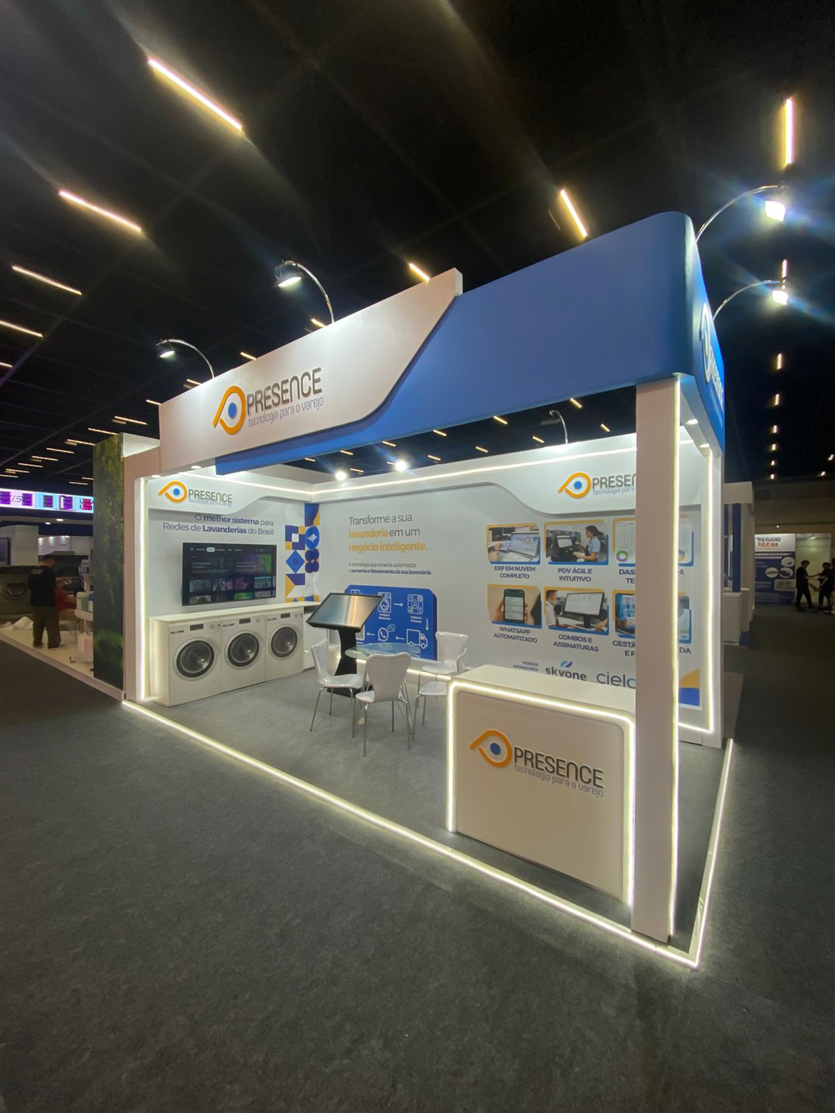 Stand da Presence para redes de lavanderias com testeira azul iluminada montado pela Central Eventos