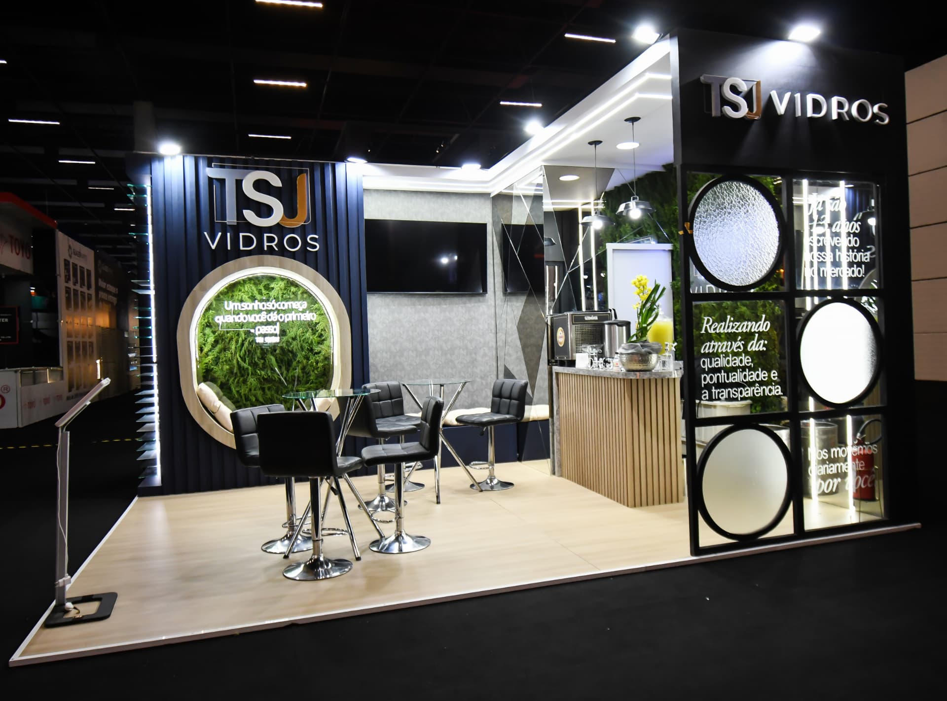 Stand da TSJ Vidros na Glass South com jardim vertical circular montado pela Central Eventos
