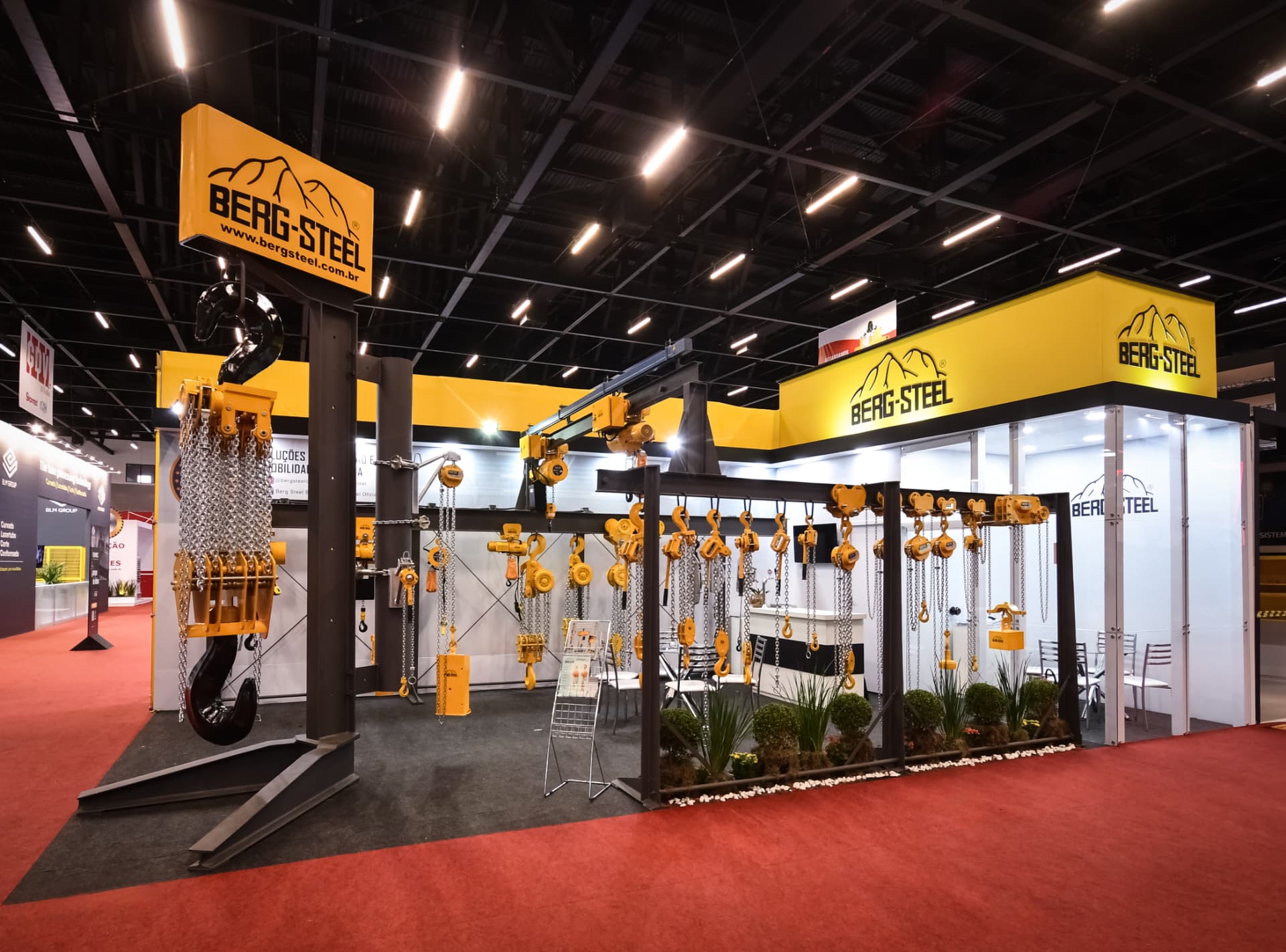 Stand da Berg-Steel com estrutura metálica e equipamentos montado pela Central Eventos