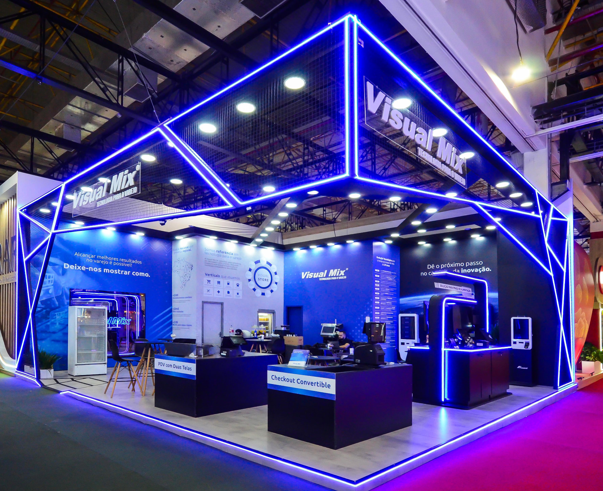 Stand da Visual Mix com estrutura geométrica em LED azul montado pela Central Eventos