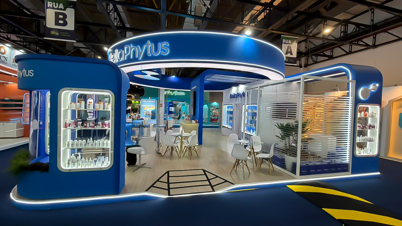 Stand da BellaPhytus com testeira circular iluminada montado pela Central Eventos