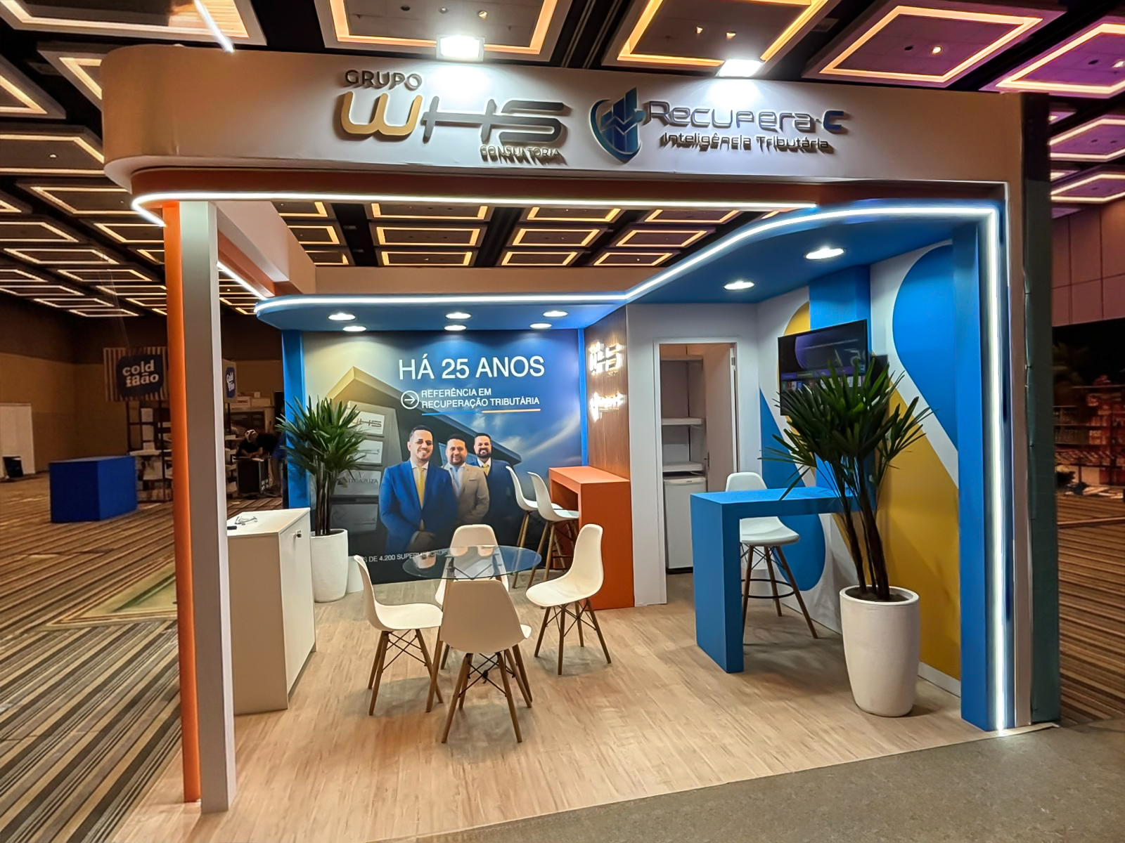 Stand do Grupo WHS e Recupera-C com lounge e iluminação em LED montado pela Central Eventos