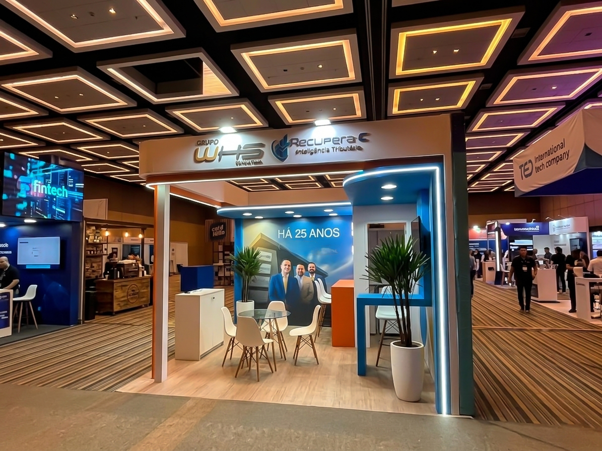 Stand do Grupo WHS e Recupera-C em congresso com lounge de atendimento montado pela Central Eventos