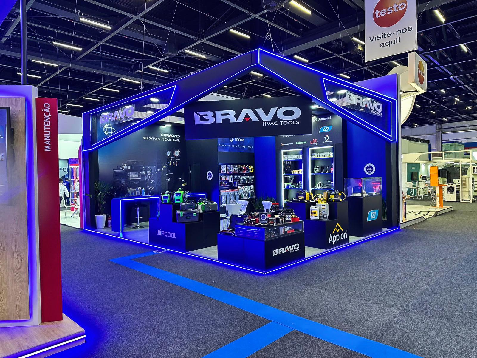 Stand da Bravo HVAC Tools com iluminação em LED azul montado pela Central Eventos