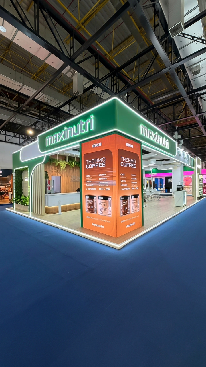 Stand da Maxinutri com testeira verde iluminada e totem Thermo Coffee montado pela Central Eventos